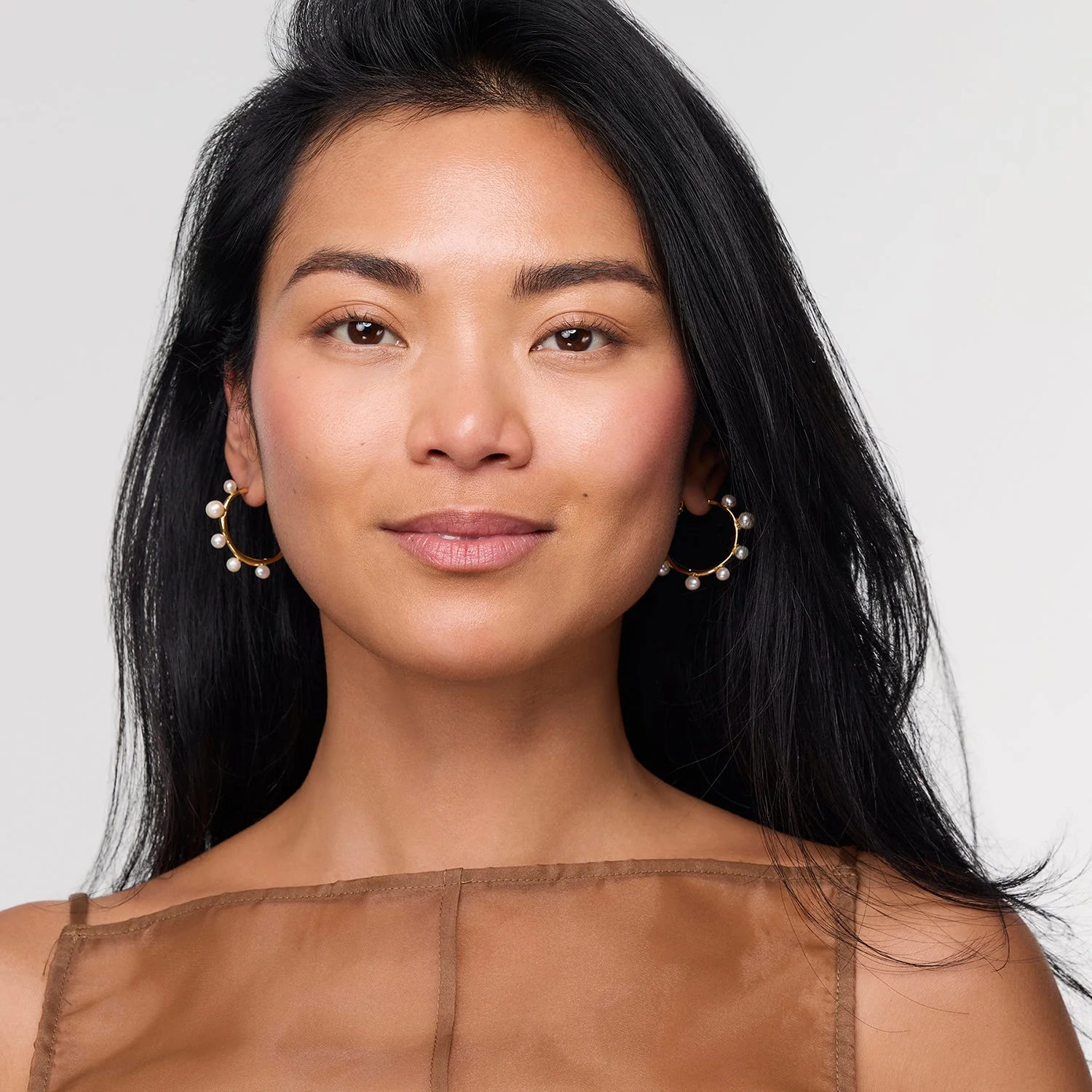Mini Isla Pearl Hoop Earrings - Image 3