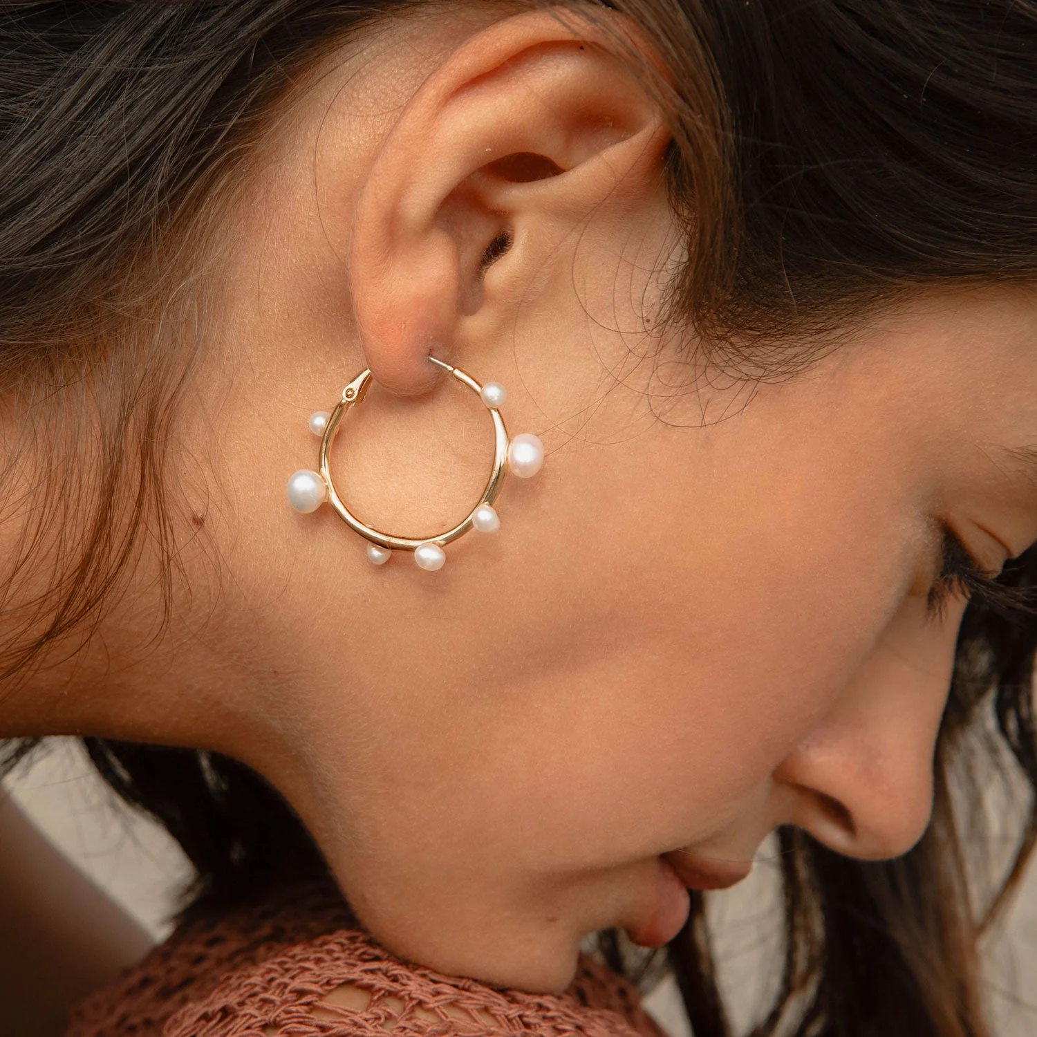 Mini Isla Pearl Hoop Earrings - Image 5