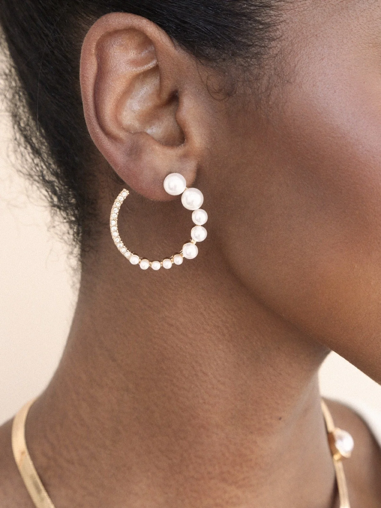 Chic Pearl And Crystal Open Circle Earrings - Image 4
