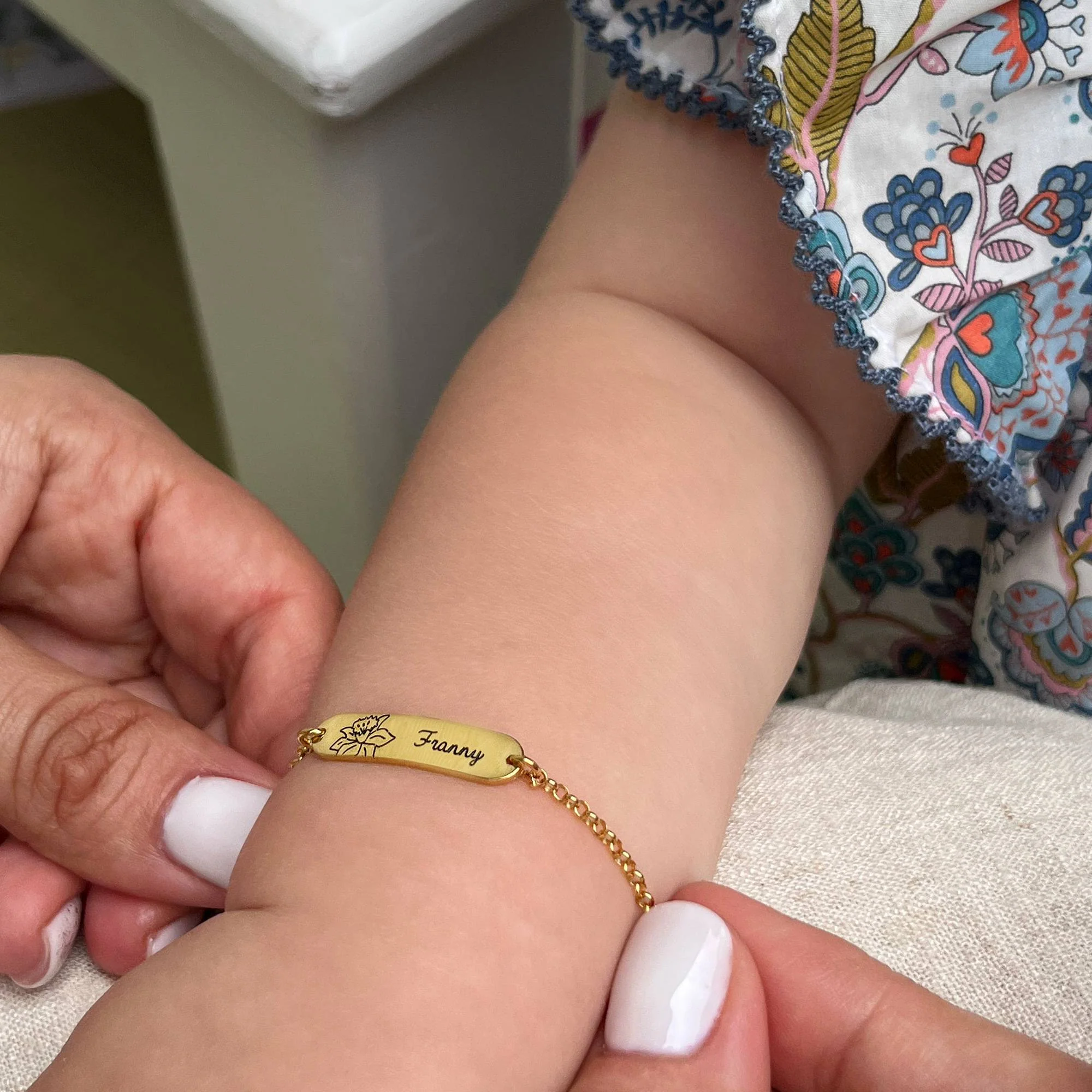 Lyla Baby Name Bracelet with Birth Flower in 18K Gold Vermeil - Image 2